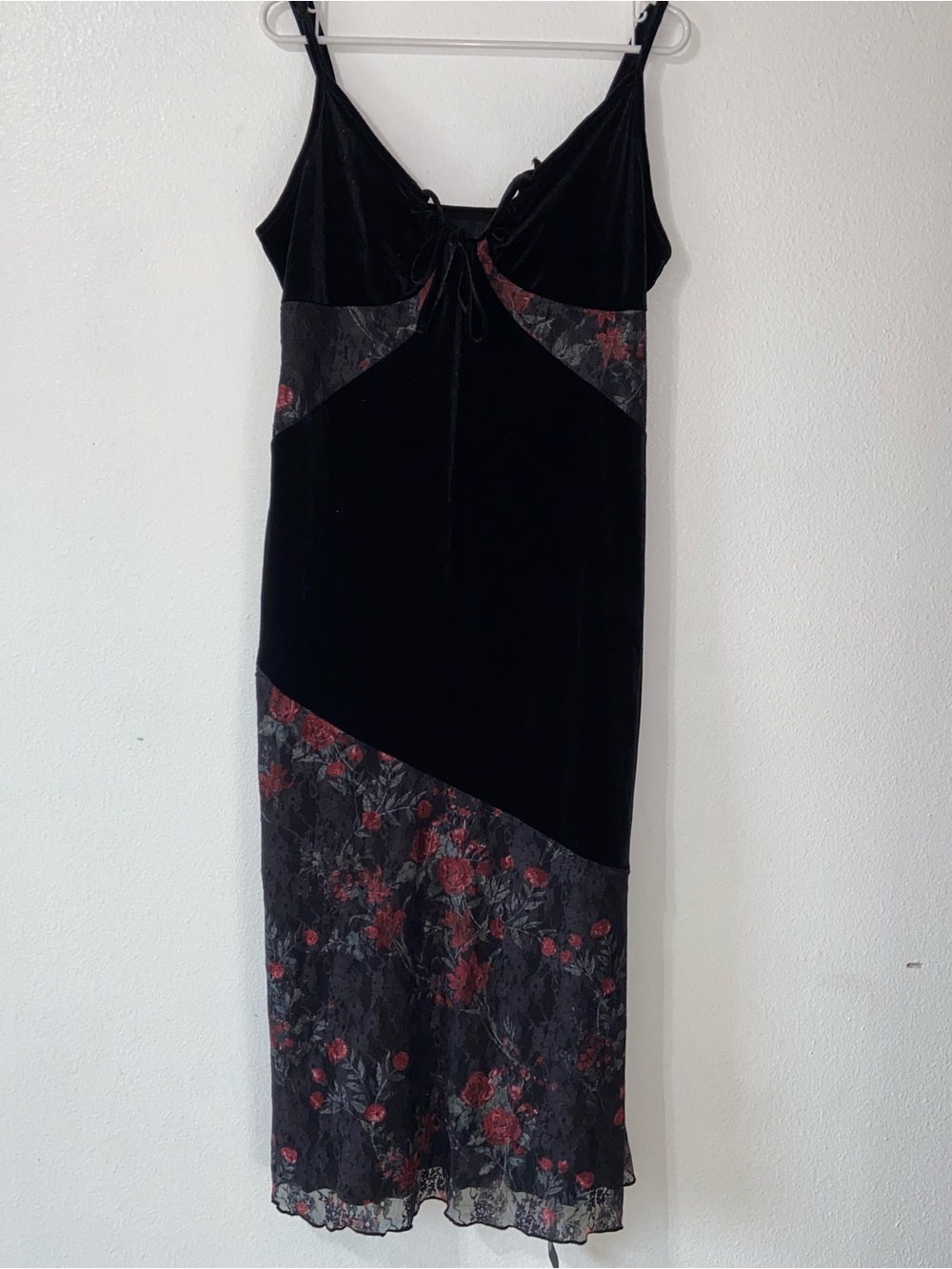 ROMWE Black Vintage Y2K Velvet Midi Dress with Red Floral Panels